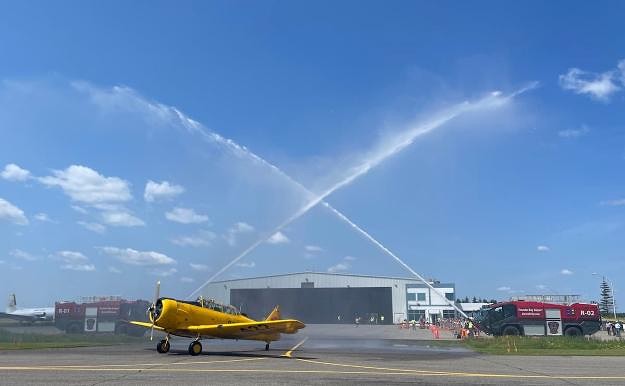 Picture of the Day: A special moment for Harvard C-FRZW, ex-RCAF 20422 seen in Thunder Bay on July 20 Wings of Time community event.